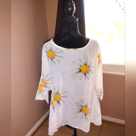 💙🩷🤍💛 EUC Small Floral Print Blouses Tops Sunflower Summer Spring Lightweight - Picture 2 of 5